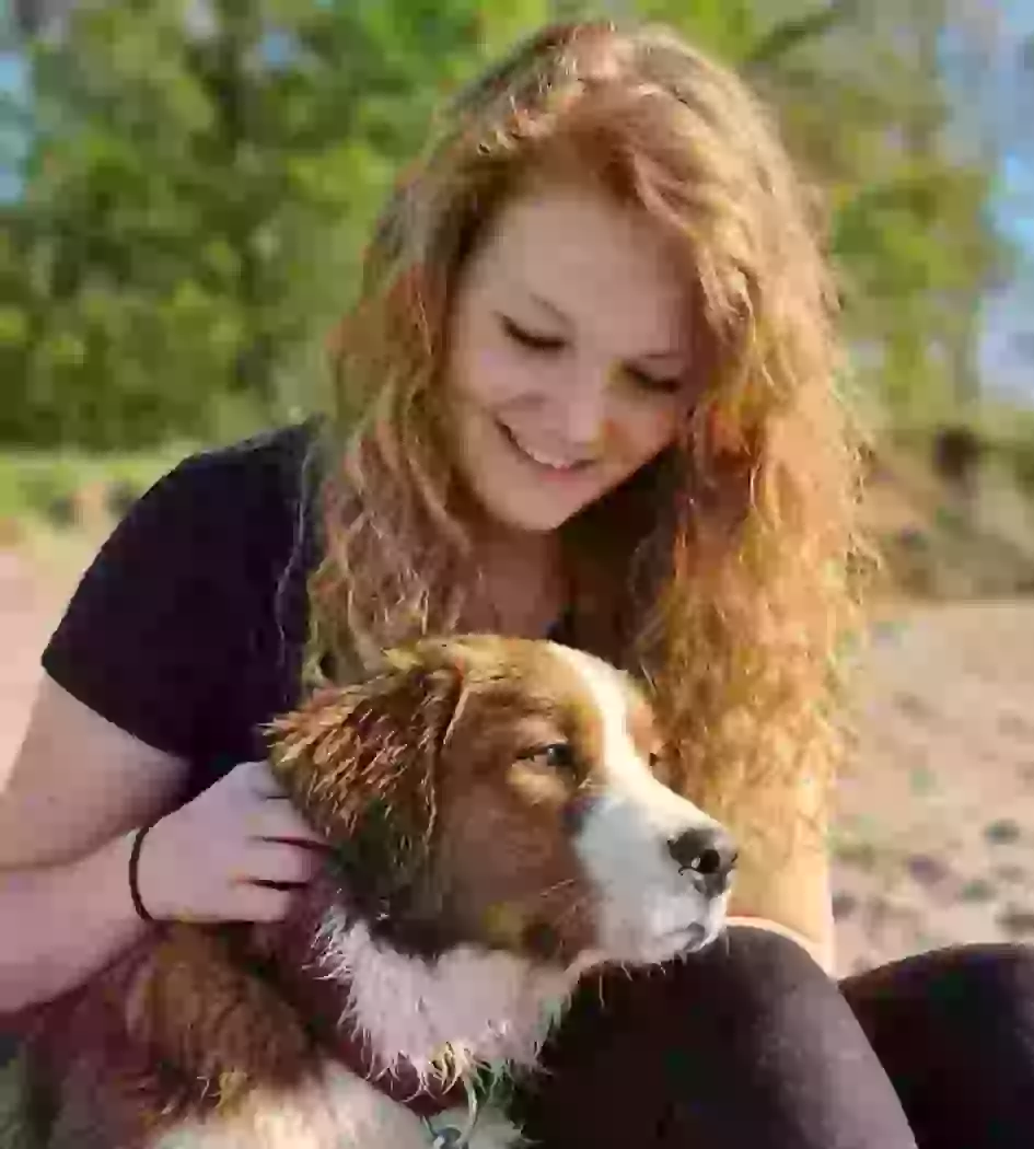 Bailey kuschelt mit seinem Frauchen